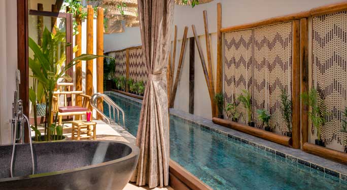 Colonial Jacuzzi Suites (2 units)